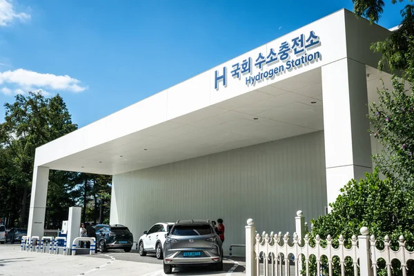 Hyundai Nexo ile birlikte Seul 'deki Ulusal Meclis' in hidrojen istasyonu.