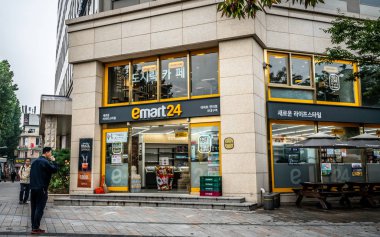 Bir Emart24 'ün dış görünüşü D' deki bir Kore market zinciri.