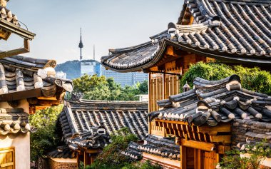 Seul 'ün Bukchon Hanok köyü manzaralı çatıları var.