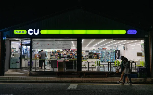 Vista exterior de una CU una cadena coreana de tiendas de conveniencia en Gyeong — Foto de Stock