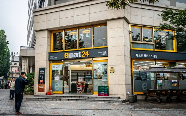 Vista exterior de un Emart24 una cadena coreana de tiendas de conveniencia en D — Foto de Stock