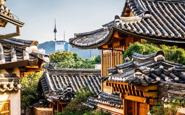 Bukchon Hanok aldeia vista panorâmica em Seul com vista sobre telhados e — Fotografia de Stock