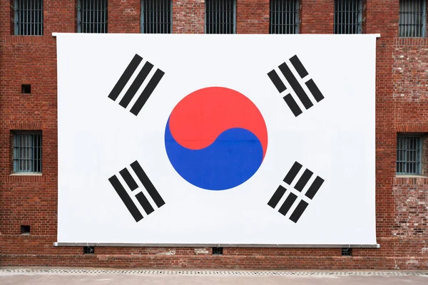 Bandiera gigante sudcoreana sul muro di mattoni rossi di Seodaemun pris — Foto Stock
