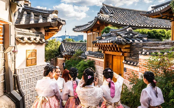 Grupo de turistas asiáticos niñas en vestido tradicional coreano Hanbok — Foto de Stock