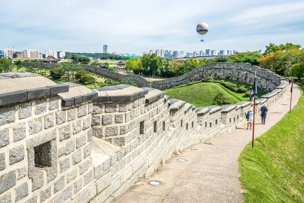 Хвасеонська фортеця фортифікаційна стіна в Сувоні (Південна Корея). — стокове фото