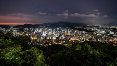 Güney Kore 'deki Namsan parkından geniş açılı bir gece manzarası.