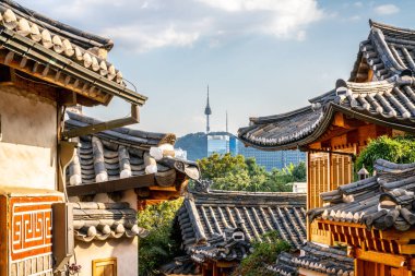 Seul 'deki Bukchon Hanok köyü geleneksel evlere bakıyor.