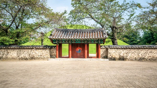 Tomb of King Michu of Silla with main gate in Daereungwon tumuli — Stock Photo, Image