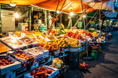 Jeonju Sout 'taki Nambu geleneksel pazarında meyveler duruyor.