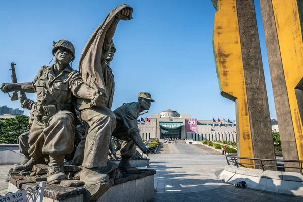 Monumento di guerra coreano e memoriale di guerra della Corea sullo sfondo in Y — Foto Stock