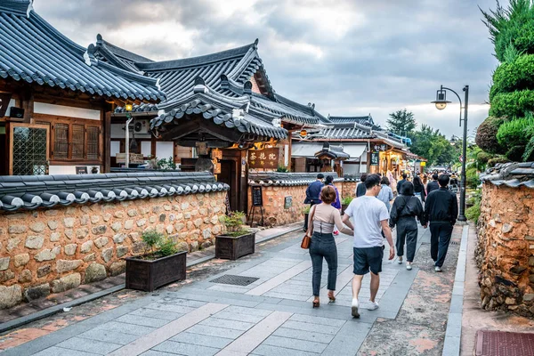 Turistas caminando en un callejón de Jeonju Hanok pueblo Maeul en un — Foto de Stock