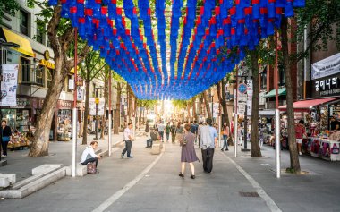 Insadong yaya yolu manzaralı insanlar ve dramati.