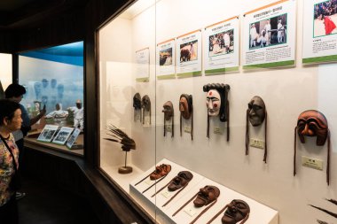 Turistler ve geleneksel Kore maskeleri Hahoe maskesinde sergileniyor.