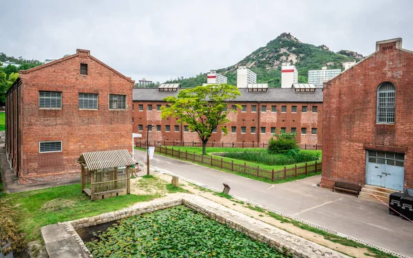 Antiga vista dos edifícios da prisão de Seodaemun e da Montanha Inwangsan — Fotografia de Stock