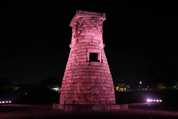 Vista panoramica di Cheomseongdae illuminato un antico astronomico — Foto Stock