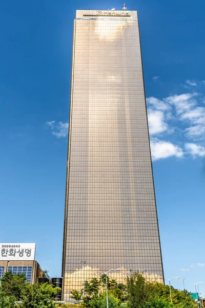 Vertical view of the 63 Square skyscraper a golden building on Y — Stock Photo, Image