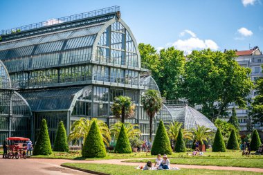 Lyon France, 11 Haziran 2020: Büyük Serres manzarası veya Lyon France 'taki Parc de la Tete d' or bahçesinin büyük serası