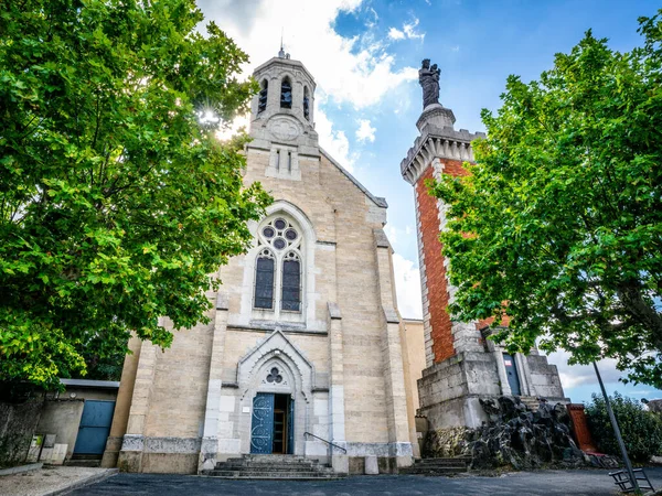 Framsidan Notre Dame Pipet Kapell Kyrka Med Staty Jungfru Maria — Stockfoto