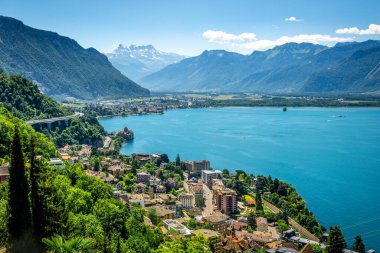 İsviçre Alpleri 'nin Montreux' tan Villeneuve 'e ve Veytaux şehrindeki Chillon şatosunun yer aldığı Cenevre Gölü manzarası Vaud İsviçre
