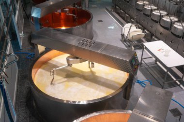 Gruyeres İsviçre, 27 Haziran 2020: Gruyeres Gruyeres 'deki süt tankı karıştırma ve ısıtma ile İsviçre peyniri fabrikası ve La Maison du Gruyere Müzesi' nin iç manzarası