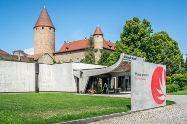 Bulle İsviçre, 27 Haziran 2020: Bulle La Gruyere İsviçre 'deki Gruerien Müzesi veya Gruerien Kalesi' nin girişi