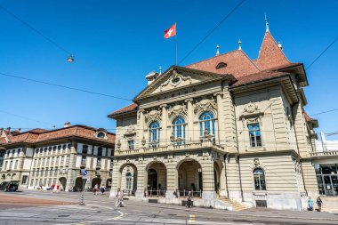 Bern İsviçre, 27 Haziran 2020: İsviçre 'nin Bern kentindeki Casinoplatz Meydanı' ndaki Bern Kumarhanesi 'nin cephe manzarası
