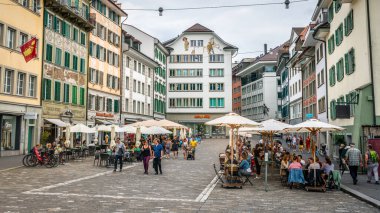 Lucerne İsviçre, 28 Haziran 2020: İsviçre 'nin Lucerne kentindeki Muhlenplatz Meydanı' nda insanlarla dolu restoranlar ve eski renkli binalar
