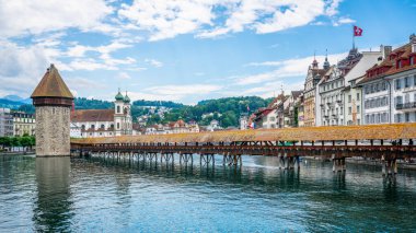Lucerne İsviçre, 28 Haziran 2020: 2020 yazında boş ahşap şapel köprüsü veya Kapellbrucke, İsviçre 'nin Lucerne kentinde bir şehir manzarası krizi