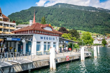 Weggis İsviçre, 28 Haziran 2020: Lucerne Gölü 'ndeki Weggis iskelesi durağı ve İsviçre' deki insanlar