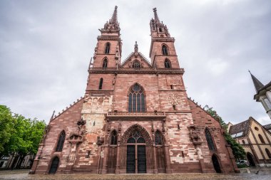 Basler Munster ya da Basel Minster Katedrali önü Basel İsviçre 'de bulutlu bir günde kırmızı duvar kilisesi