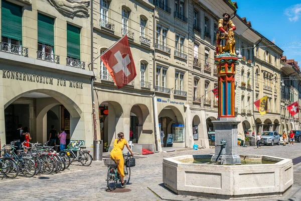 Bern Switzerland June 2020 Simsonbrunnen Samson Fountain View Woman Bicycle — Stock Photo, Image