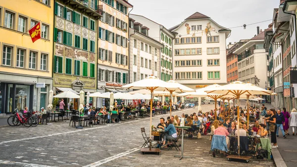 Lucerna Svizzera Giugno 2020 Terrazze Ristoranti Piene Gente Vecchi Edifici — Foto Stock