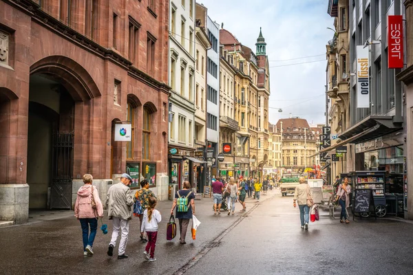 Basel İsviçre, 29 Haziran 2020: Freie Caddesi 'ndeki insanlar ana cadde ve eski İsviçre Basel kasabasındaki eski binalar