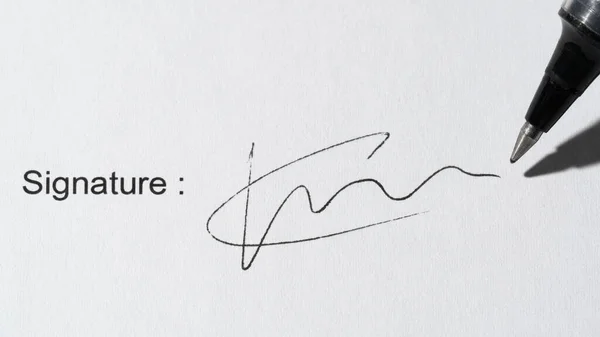 Люди Підписують Нижню Частину Документа Ручним Підписом Ручкою Крупним Планом — стокове фото