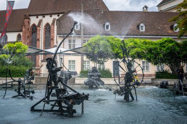 Basel İsviçre, 29 Haziran 2020: Tinguely Fountain görüntüsü Basel İsviçre 'deki tüm su damlalarını yüksek hızda gösteriyor