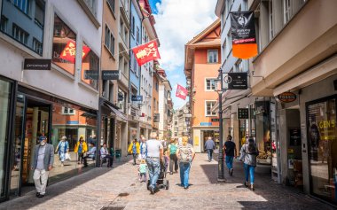 Lucerne İsviçre, 29 Haziran 2020: Weggisgasse Caddesi, Lucerne eski kentinde yaz aylarında turistlerle birlikte ana yaya alışverişi
