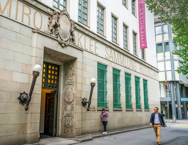 Lucerne İsviçre, 29 Haziran 2020: Lucerne İsviçre 'deki Sammlung Rosengart Müzesi' ne giriş sokağı manzarası