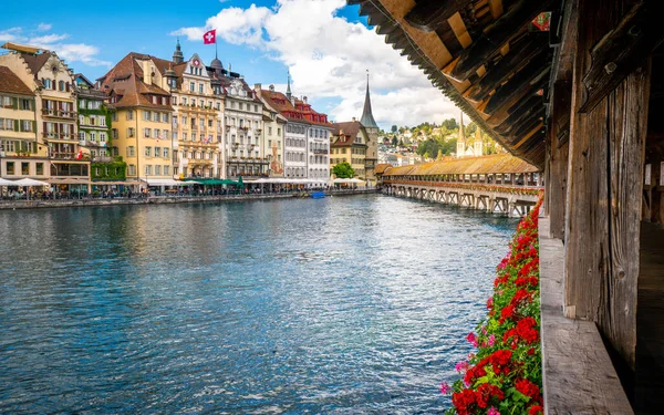 Pemandangan Indah Kota Tua Lucerne Dengan Bunga Sepanjang Jembatan Kapel — Stok Foto