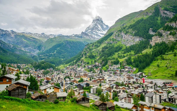 Paisaje Urbano Aéreo Zermatt Con Cumbre Matterhorn Fondo Clima Nublado — Foto de Stock