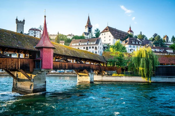 Spreuer Köprüsü ya da Spreuerbrucke, Lucerne İsviçre 'deki kırmızı şapeli ve mavi gökyüzü ile günbatımında yaya köprüsü manzarasını kaplamıştır.