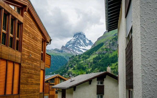 Matterhorn Csúcs Kilátás Felhők Közepén Faház Zermatt Svájc — Stock Fotó