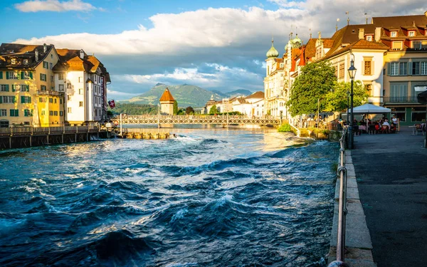 Reuss Sungai Bergolak Pemandangan Air Tengah Kota Tua Lucerne Dengan — Stok Foto