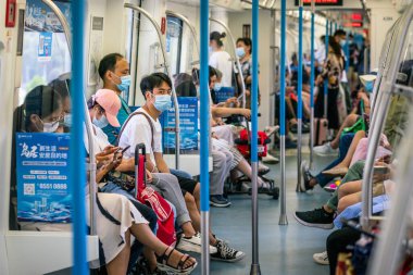 Wuhan Çin, 29 Ağustos 2020: Çinli insanlar Wuhan Hubei Çin 'deki metro vagonunda cerrahi maske takıyorlar.