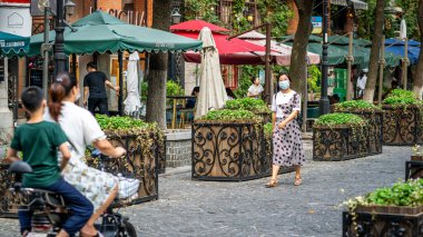 Wuhan Çin, 30 Ağustos 2020: Wuhan Hubei Çin 'in eski Hankou semtindeki yaya caddesinde cerrahi maske takan kadın
