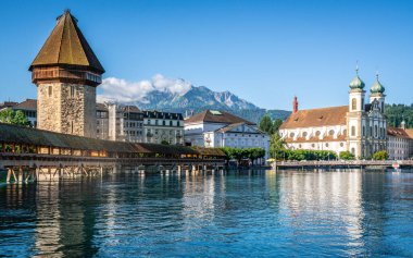 Lucerne 'nin eski kasaba manzarası. Chapel Köprüsü Pilatus Dağı ve Lucerne İsviçre' deki Cizvit Kilisesi.