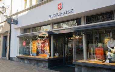 Lucerne İsviçre, 30 Haziran 2020: İsviçre 'deki İsviçre çakıları ile ünlü bir Victorinox mağazasının ön görüntüsü
