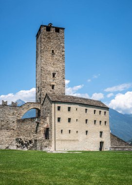 Castelgrande Kalesi 'nin dikey manzarası. Beyaz kule ve duvar. Yaz boyunca açık mavi gökyüzü.