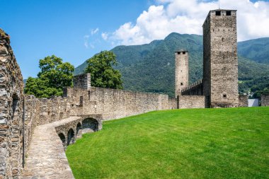 Castelgrande Kalesi 'nin manzarası. İki siyah beyaz kulesi ve İsviçre Bellinzona Ticino' da duvar yürüyüşü.