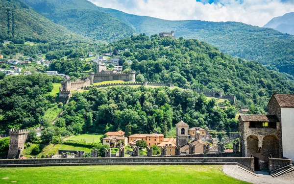 Bellinzona üç kale manzaralı Castelgrande duvarı ve Montebello ve Sasso Corbaro manzaralı Bellinzona Ticino İsviçre
