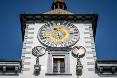 Valais İsviçre 'deki Sion belediye binasının astronomik saat kulesinin yakın görüntüsü.